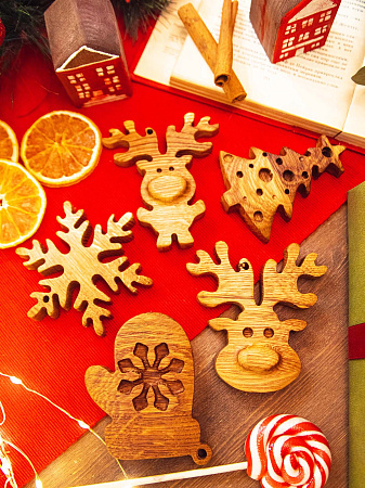 Новогодний набор из 5-ти деревянных ёлочных игрушек из дуба Олененок Ёлочка Варежка Олень Снежинка от Мастерской уюта CandleKraft